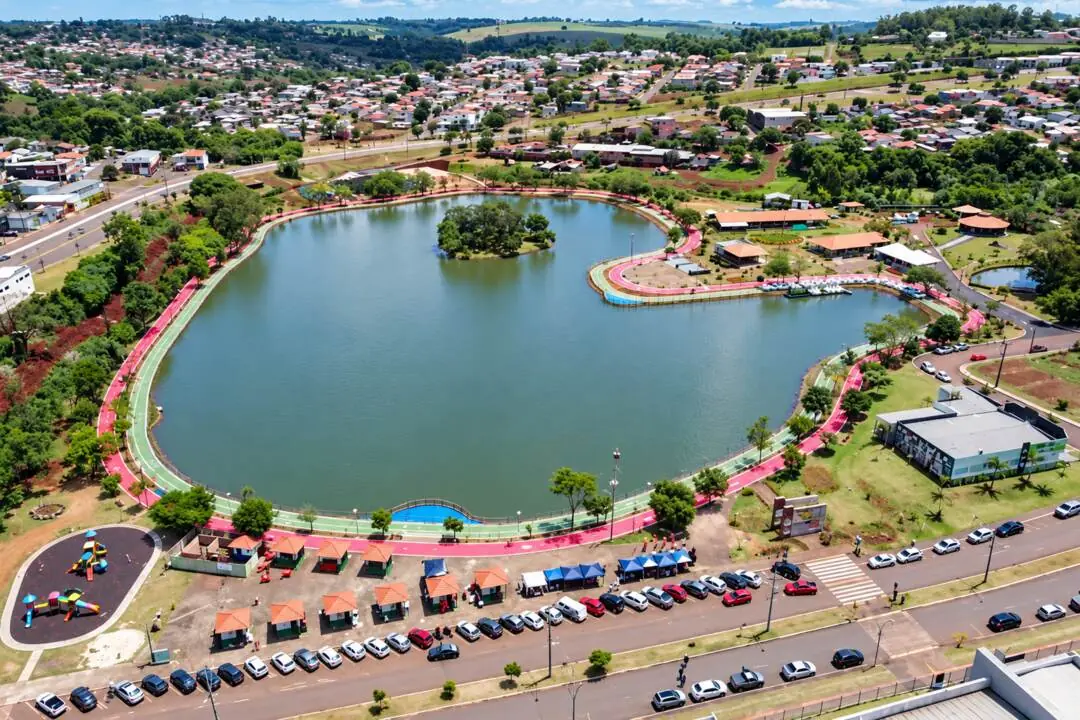 Vista aérea do lago e da cidade de Ivaiporã, Paraná